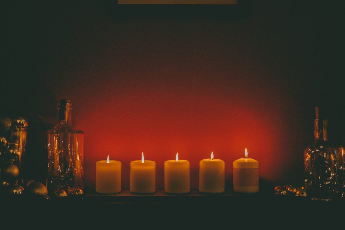 Meleg fény és nyugodt hangulat masszázs közben